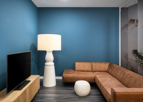 Couch und Fernseher im elaya hotel augsburg