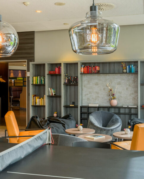 Die Lobby im elaya hotel frankfurt oberursel: für jeden etwas dabei.