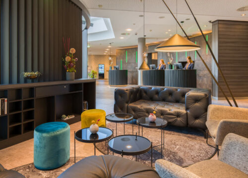 Gemütliche Sitzmöglichkeiten in der Lobby im elaya hotel frankfurt oberursel.