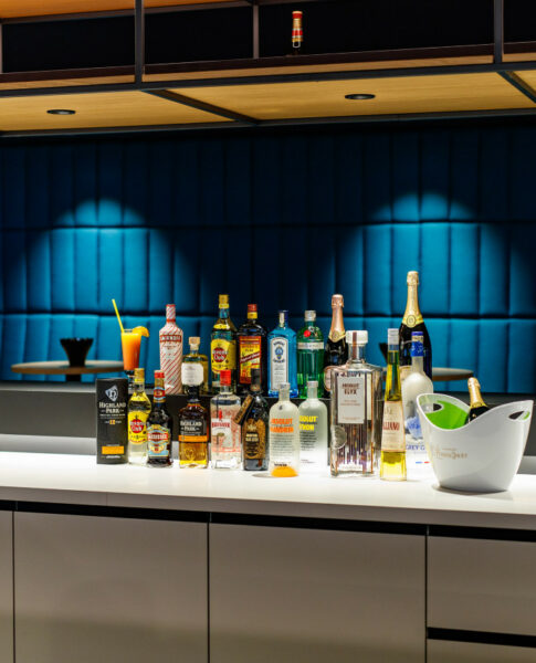 Für jeden was dabei: vielseitige Getränke an der Bar im elaya hotel goeppingen