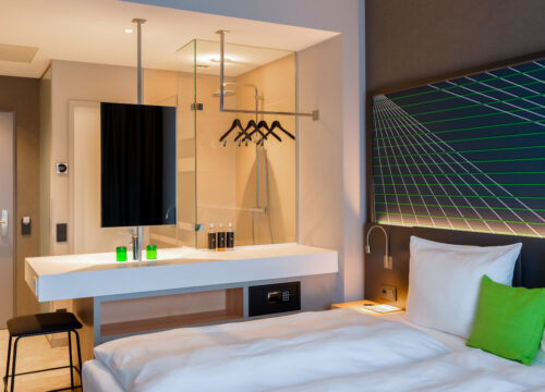 das standard doppelzimmer mit dem offenen Badezimmer im elaya hotel kevelaer