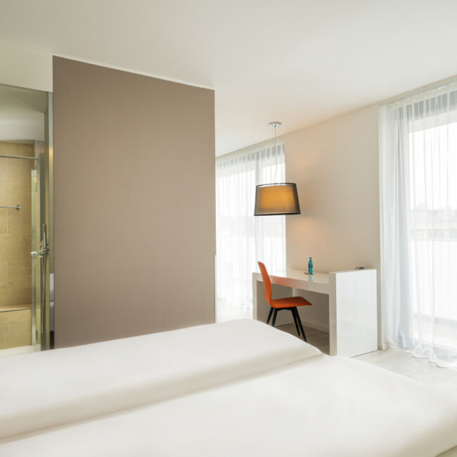 Das große Doppelbett im elaya hotel kleve