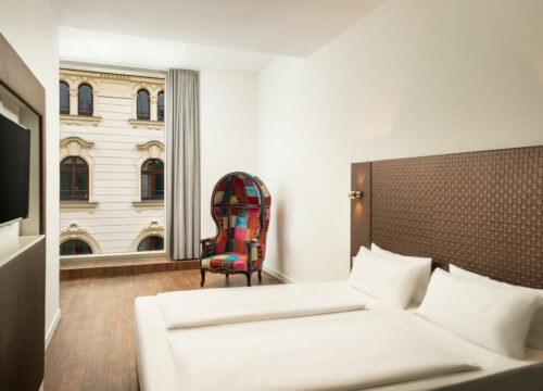 Ein Standard Dreibettzimmer im elaya hotel leipzig city center