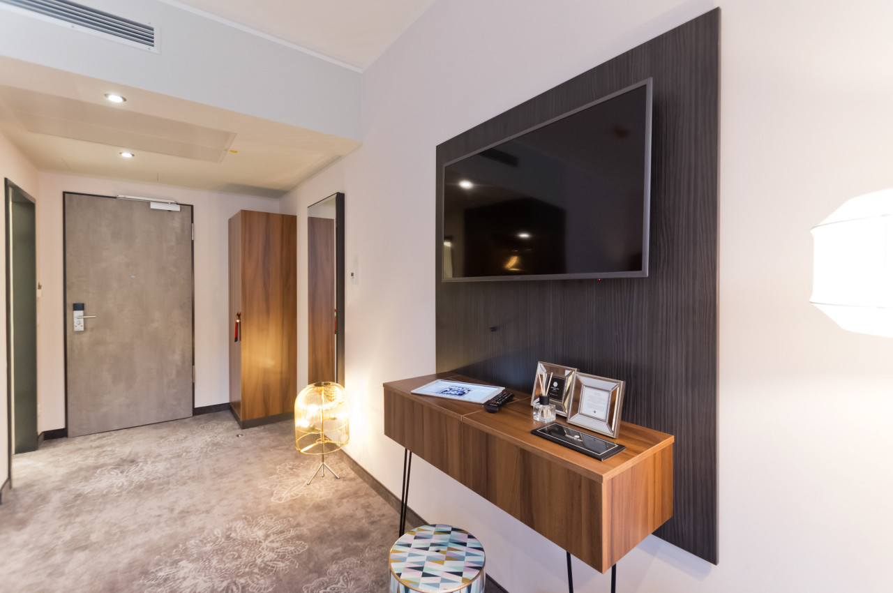 Fernseher in einem Standard Doppelzimmer im elaya hotel munich city