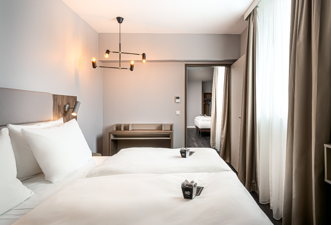 Viel Platz hat man in der Suite im elaya hotel oberhausen.