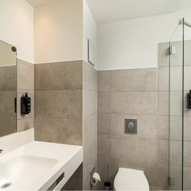 Badezimmer der Superior Zimmerkategorie im elaya hotel rostock