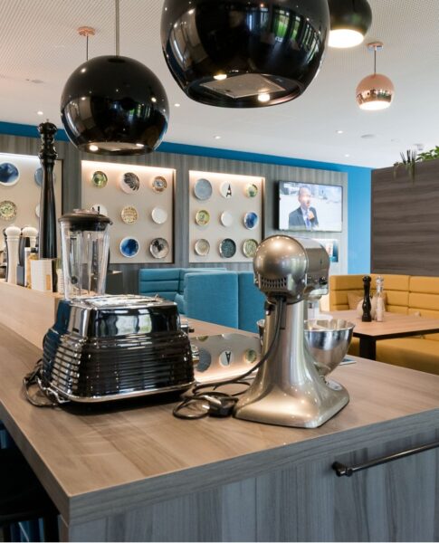 Modernes Design: Die social kitchen im elaya hotel stuttgart boeblingen