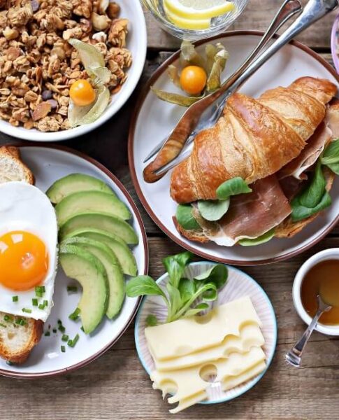 Reichhaltiges Frühstück in der nähe genießen