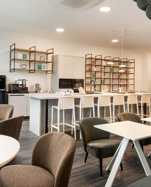 elaya hotel ausgburg: Sitzmöglichkeiten in der Social Kitchen