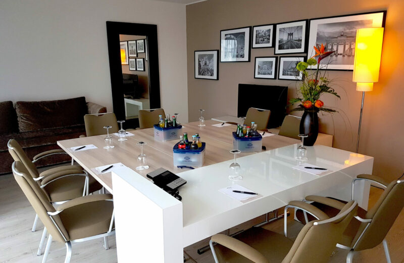 Perfekt für kleine Meetings: Die Tagungssuite inm elaya hotel kleve