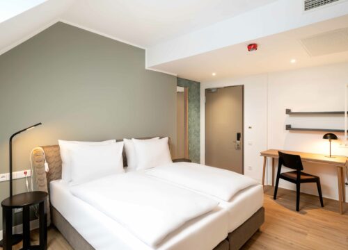 Doppelbett im barrierefreien Doppelzimmer im elaya hotel regensburg city center