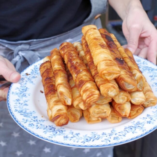 Essen verschiedener Kulturen auf der Holzhausen Tour probieren