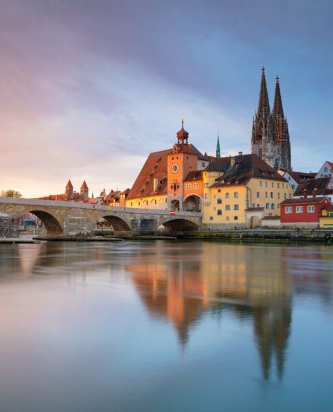 Regensburg auf einem Schiff entdecken.