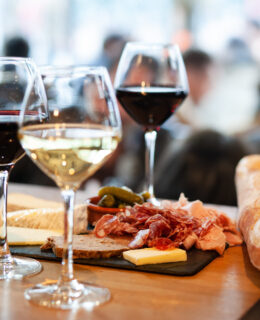 Wein und Beilagen in einem gemütlichen Restaurant