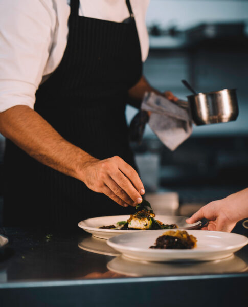 Die Zubereitung einer Vorspeise in einer Restaurant Küche