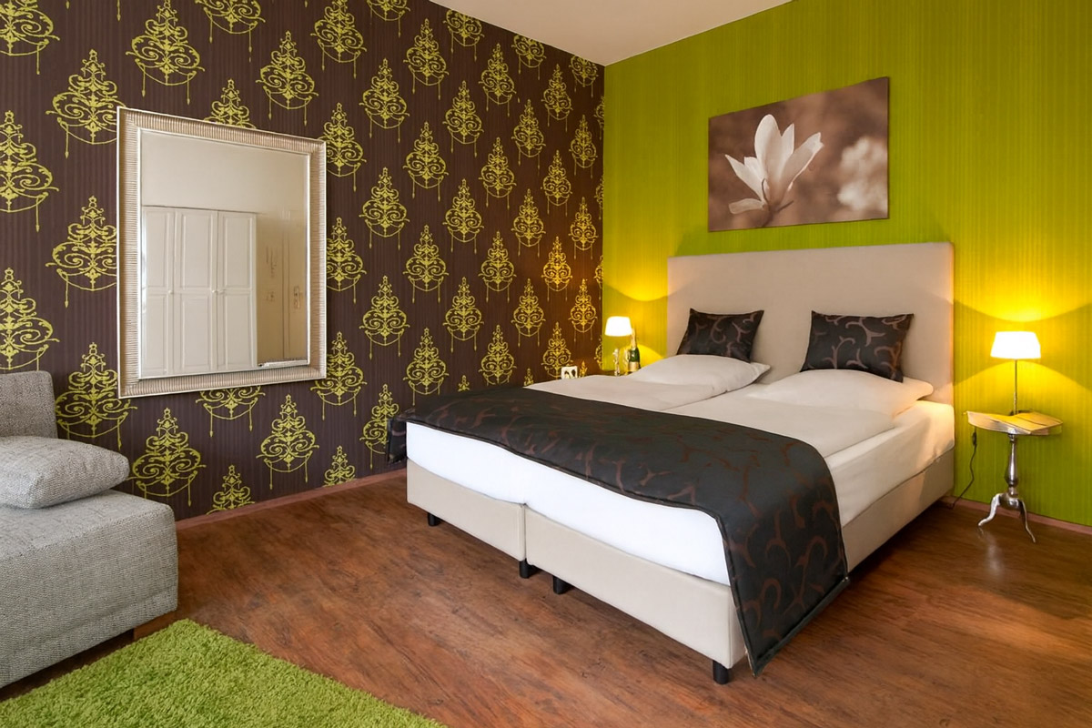 Ein Doppelzimmer mit Doppelbett und Kleiderschrank im Arthotel ANA Living Bremen