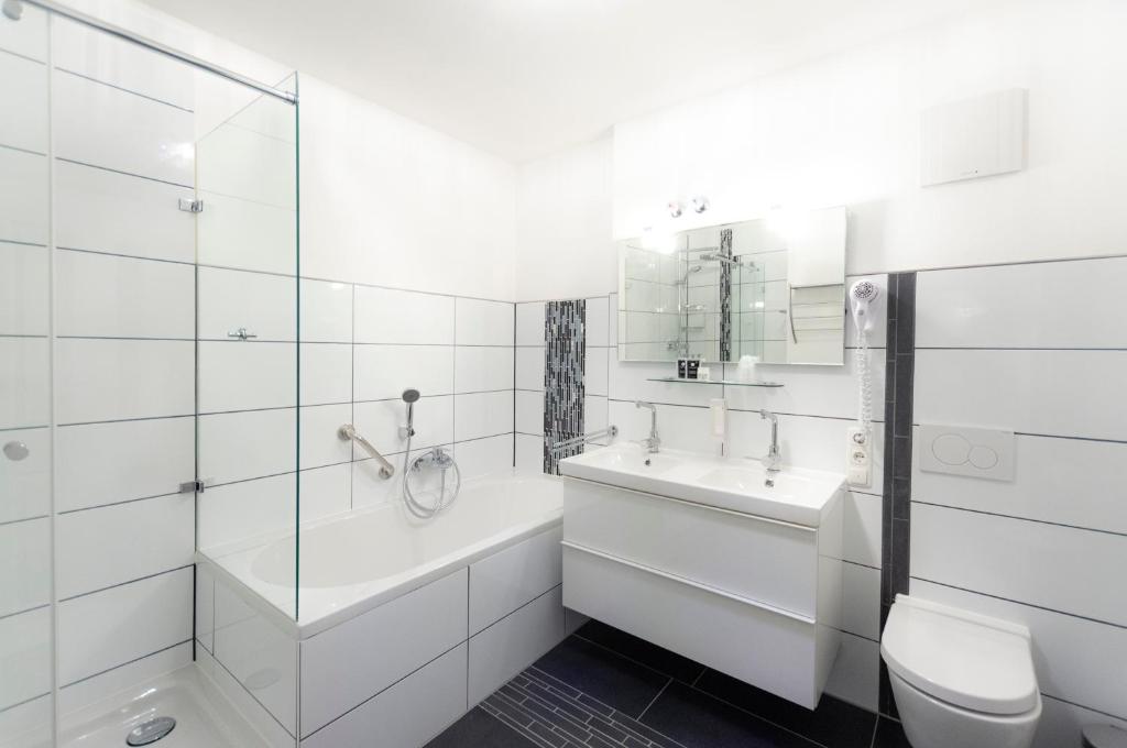 Ein Badezimmer mit Badewanne und Dusche im Arthotel ANA Aura