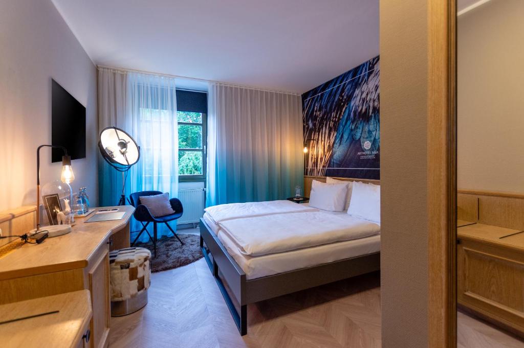 Ein Doppelzimmer mit Schreibtisch, Doppelbett und großem Fenster im Arthotel ANA Aura