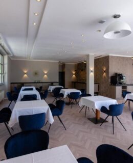 Der Frühstücksraum mit Stühlen und Tischen im im Arthotel ANA Aura