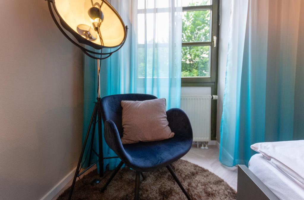 Ein Sessel und eine Lampe im im Arthotel ANA Aura