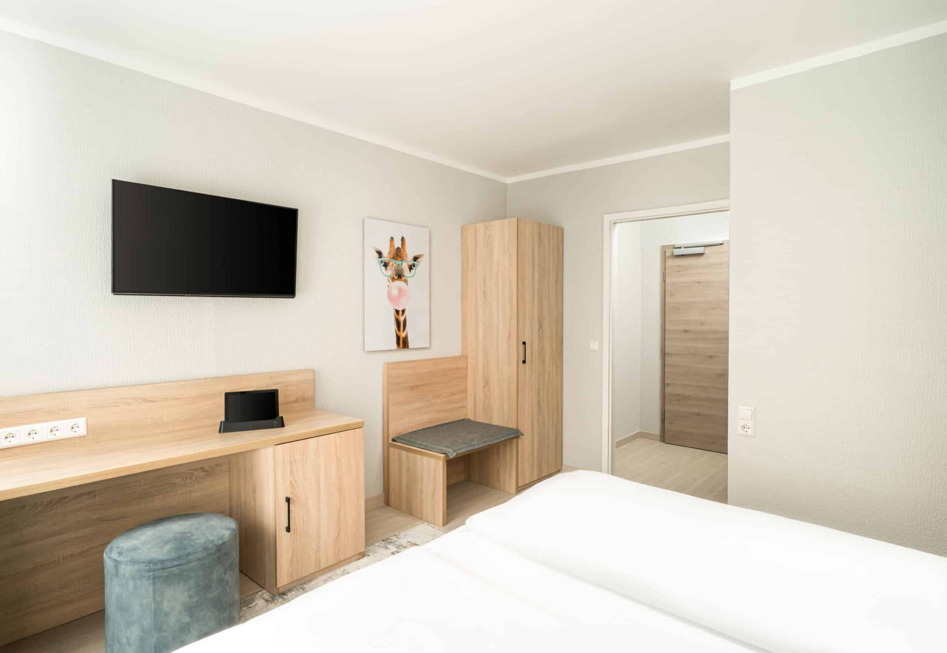Ein Doppelzimmer mit Wandbild, Eingangsbereich und Kleiderschrank im Arthotel ANA Eden