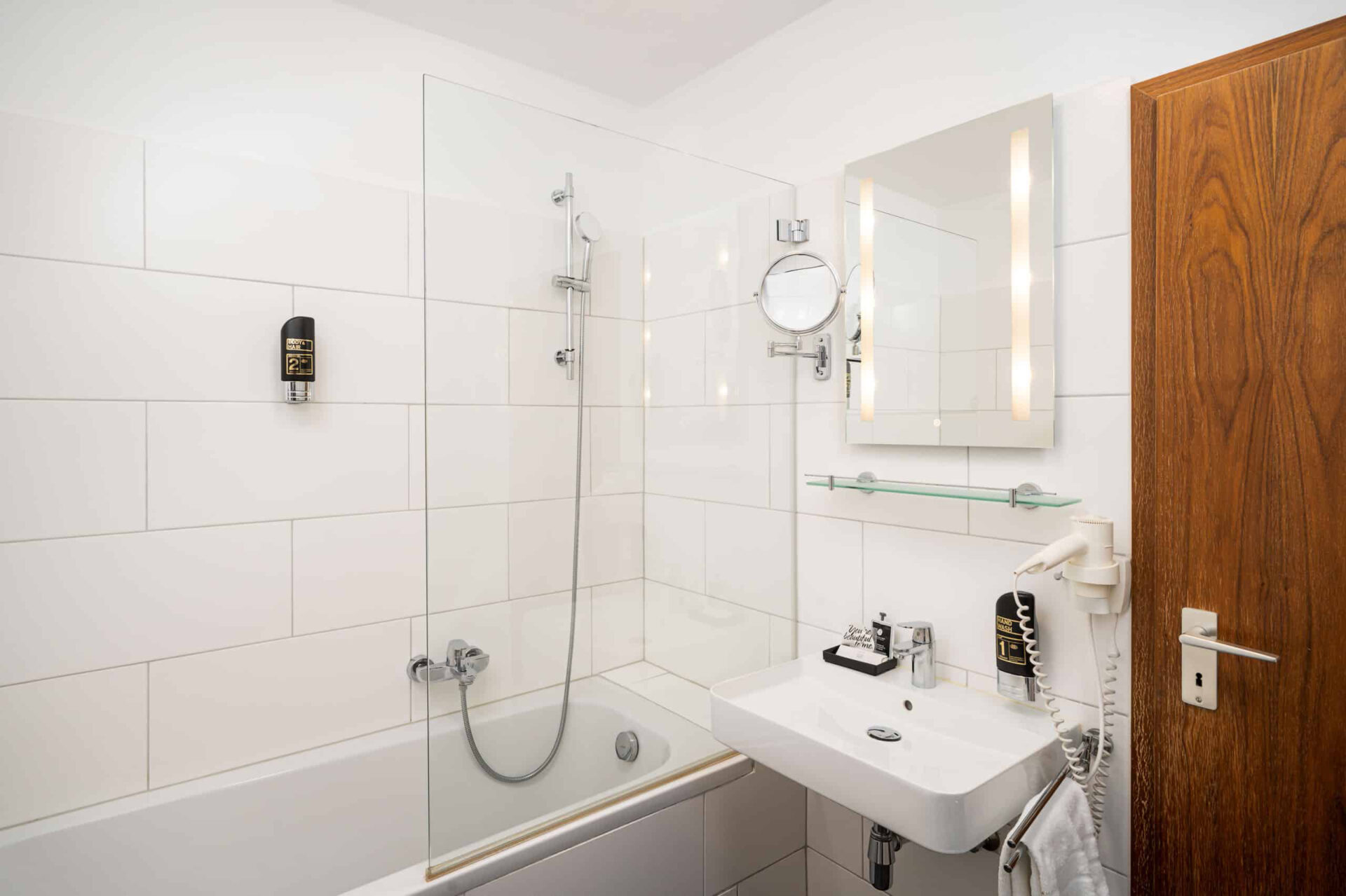 Ein Badezimmer mit Badewanne und Waschbecken im Arthotel ANA Eden