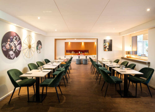 Der Frühstücksraum mit Lichtern im Arthotel ANA Eden