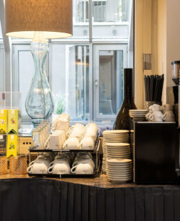 Die Kaffeemaschine und die Tee-Ecke im Arthotel ANA Eden