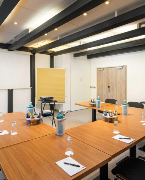 Ein Tagungsraum mit U-Form Bestuhlung im Arthotel ANA Eden