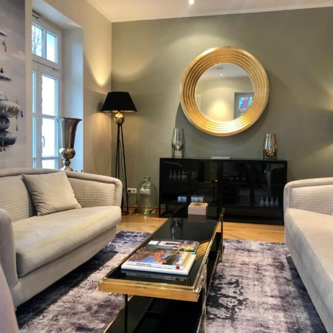 Sitzbereiche mit Spiegel, Sofas und Zeitschriften im Arthotel ANA Fleur