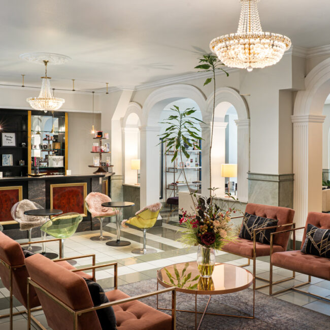 Die Lobby mit Sitzmöglichkeiten im Arthotel ANA Gala