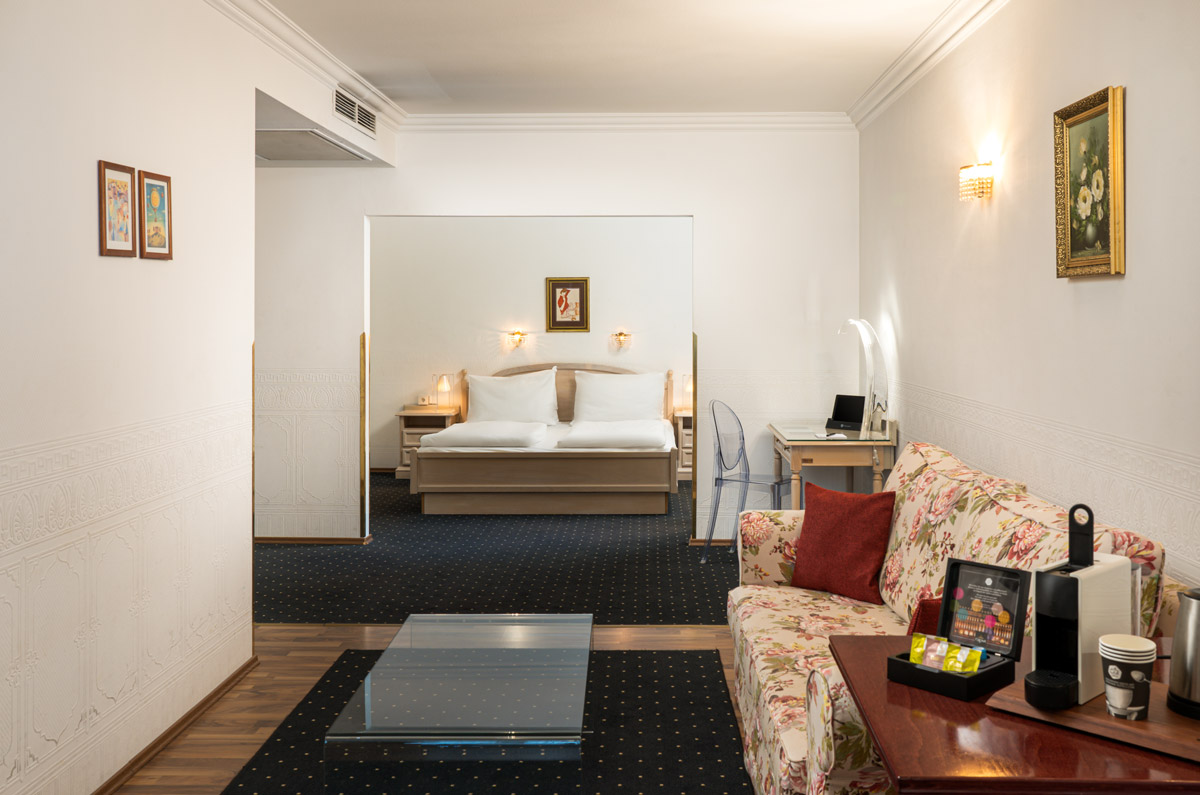 Der Wohnbereich eines Doppelzimmers mit Blick auf das Schlafzimmer im Arthotel ANA Gala