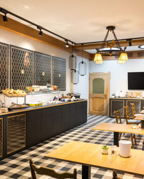 Das Frühstücksbuffet mit Tischen im Arthotel ANA Goggl