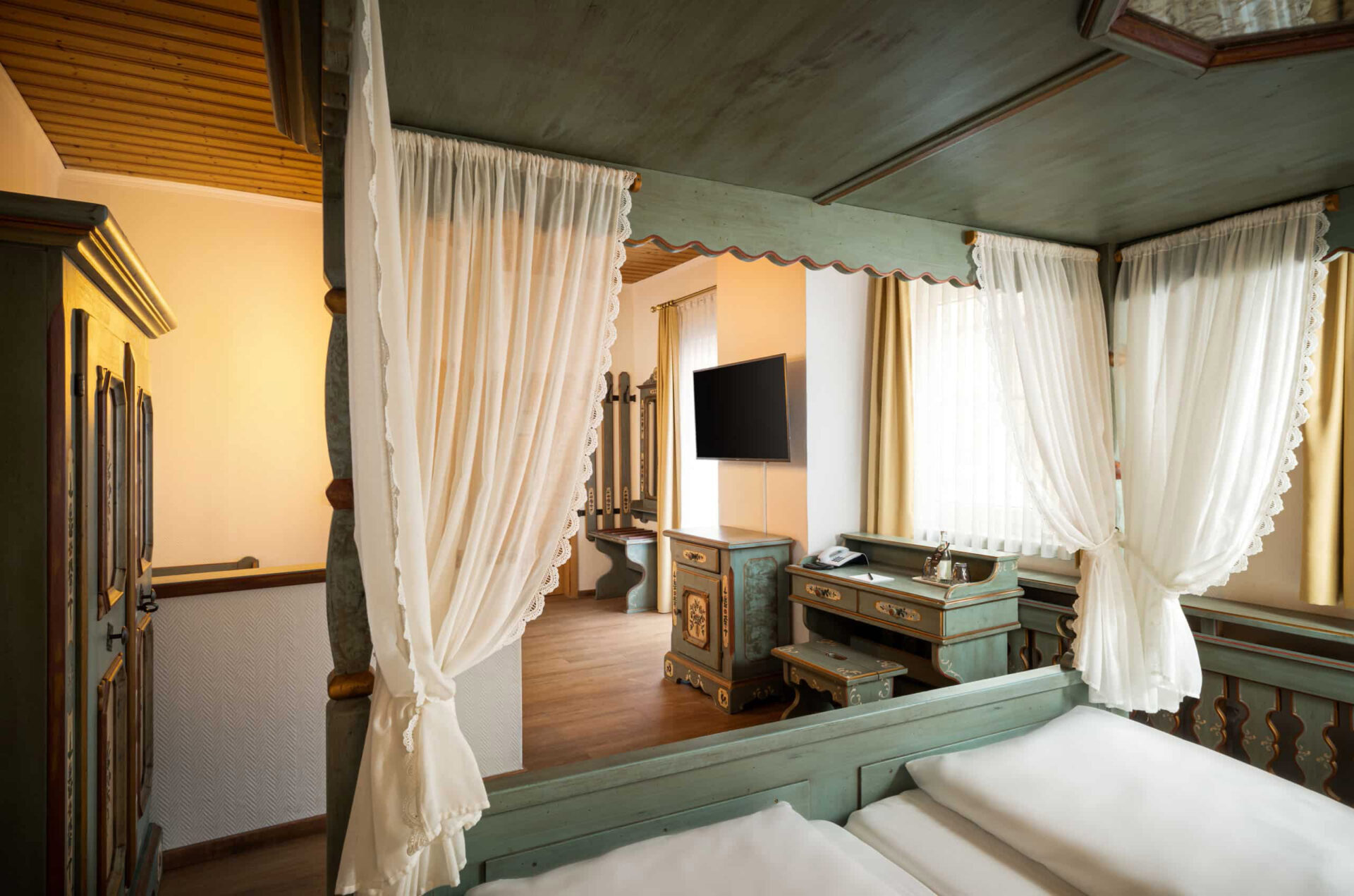 Die Junior Suite mit Kleiderschrank, Schreibtisch und Fernseher im Arthotel ANA Goggl