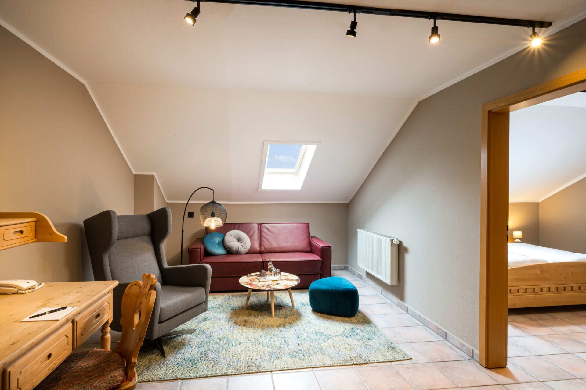 Eine Suite mit Sofa und Sessel im Arthotel ANA Goggl