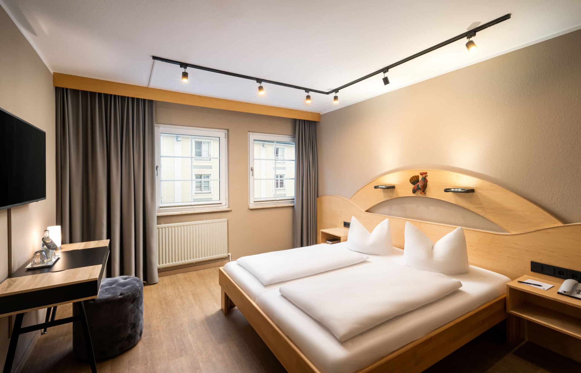 Ein Doppelzimmer mit Nachttischen im Arthotel ANA Goggl