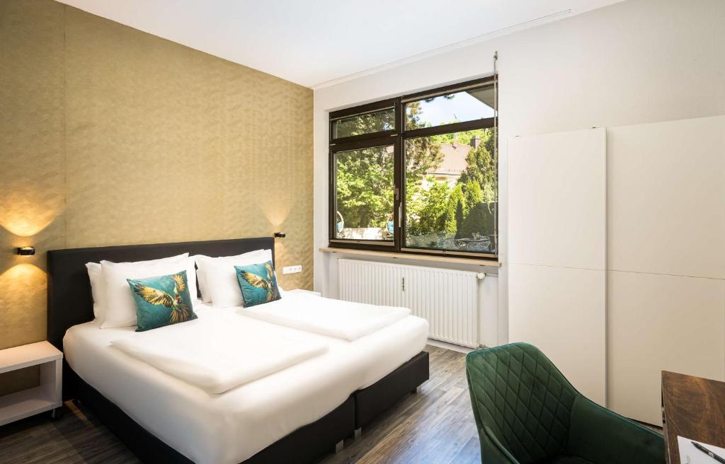 Ein Doppelzimmer mit Doppelbett und Sessel im Arthotel ANA Gold