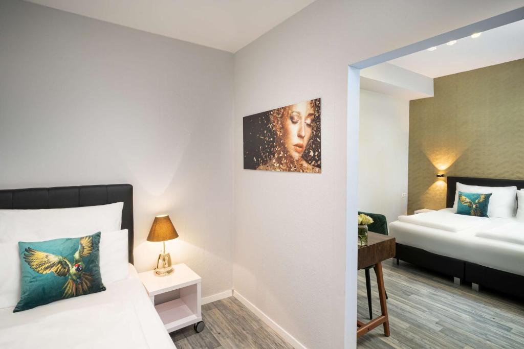 Ein Dreibettzimmer mit Doppelbett und Einzelbett im Arthotel ANA Gold