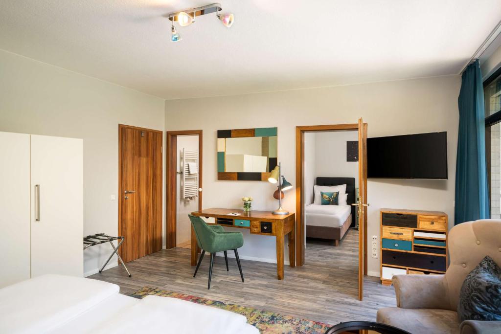 Ein Zimmer mit  einem Doppelbett sowie Einzelbett im Arthotel ANA Gold