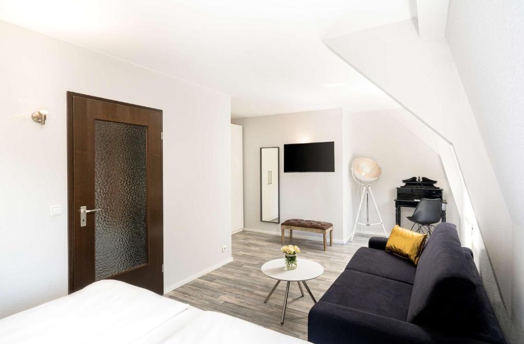 Der Wohnbereich eines Zimmers im Arthotel ANA Gold