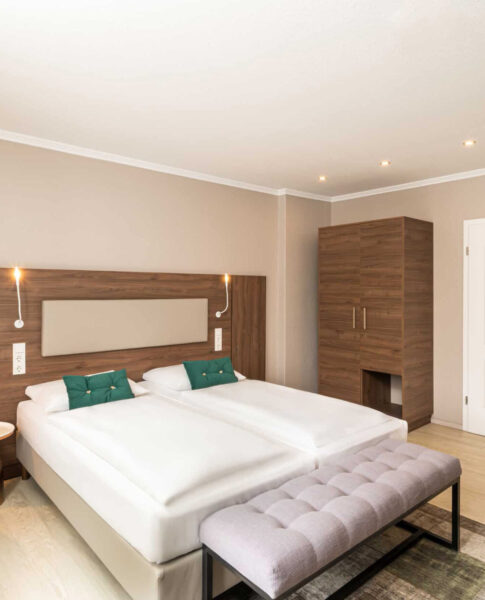 Ein Doppelzimmer mit Sessel sowie einem Kleiderschrank im Arthotel ANA Liberty Bremen