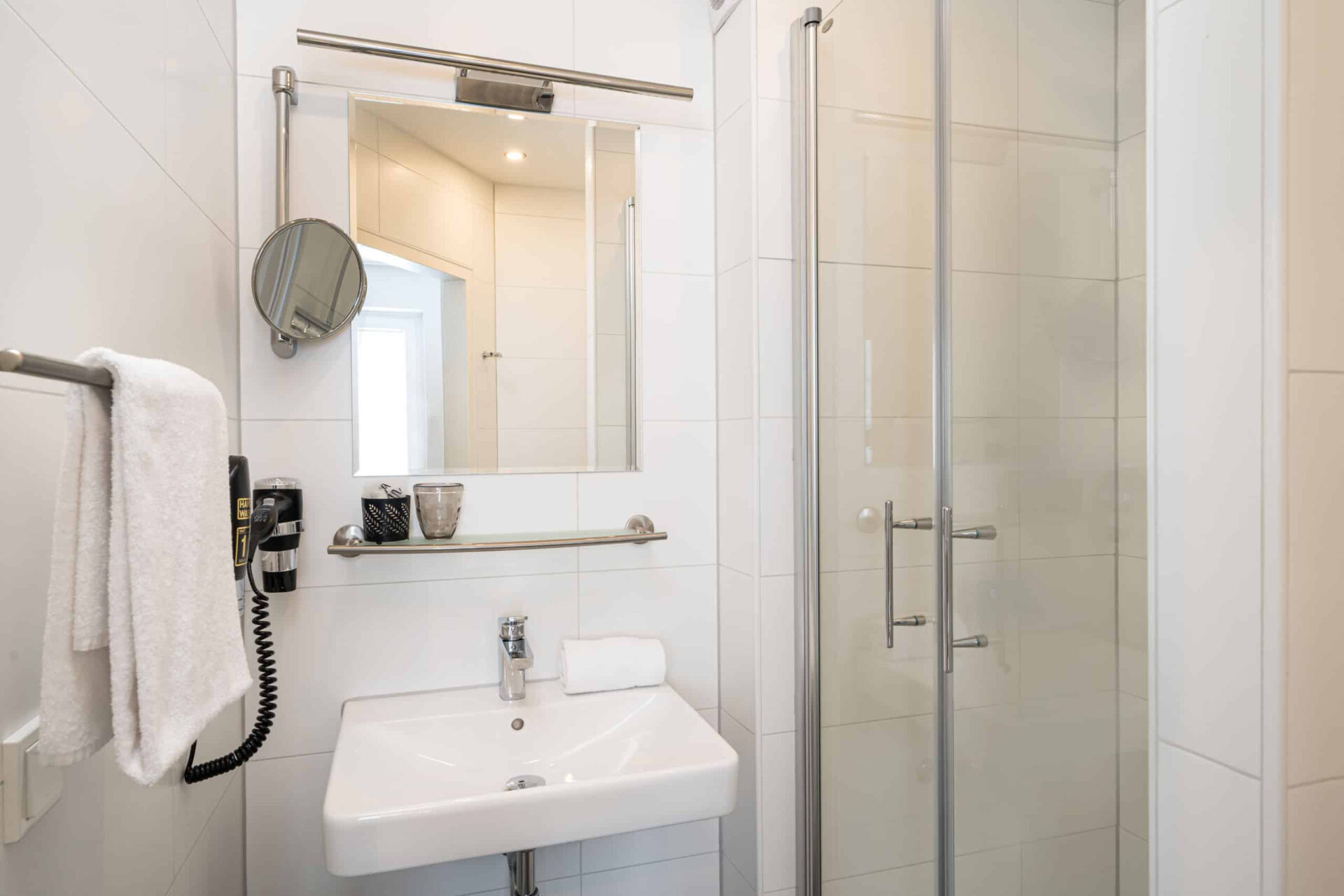 Das Badezimmer mit Dusche, Waschbecken und Föhn im Arthotel ANA Liberty Bremen