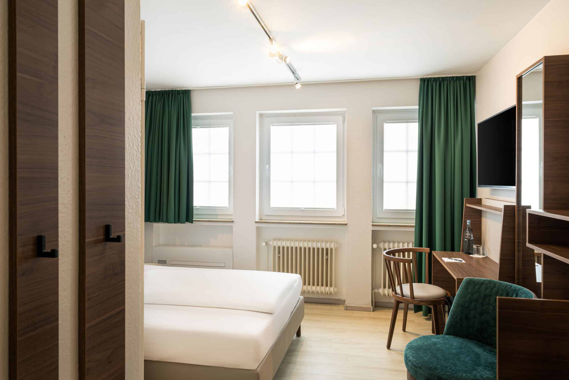Das Einzelzimmer mit Bett, Schreibtisch und Sessel im Arthotel ANA Liberty Bremen