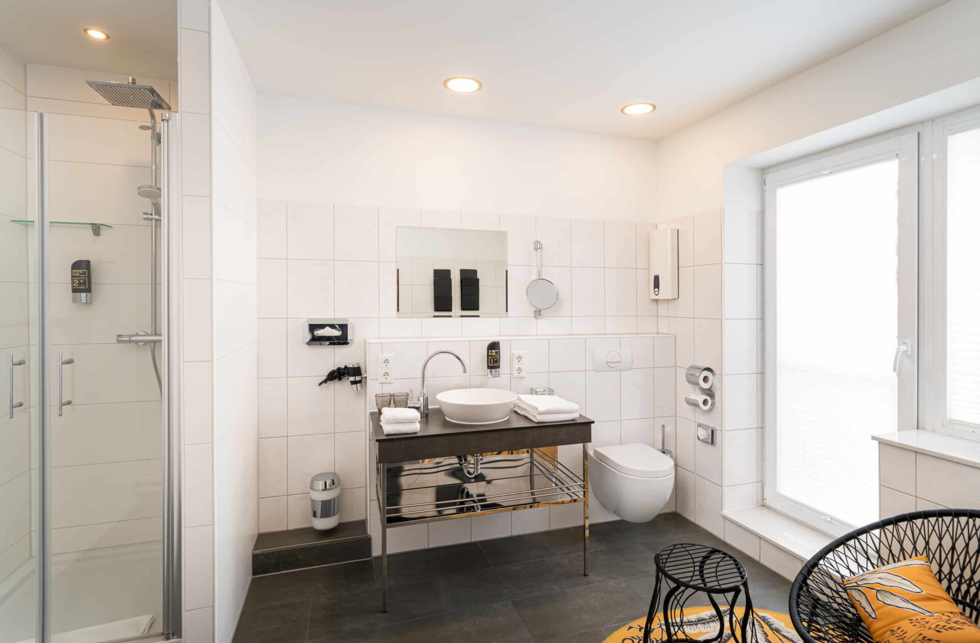 Das Badezimmer, Waschbecken und Dusche im Arthotel ANA Liberty Bremen