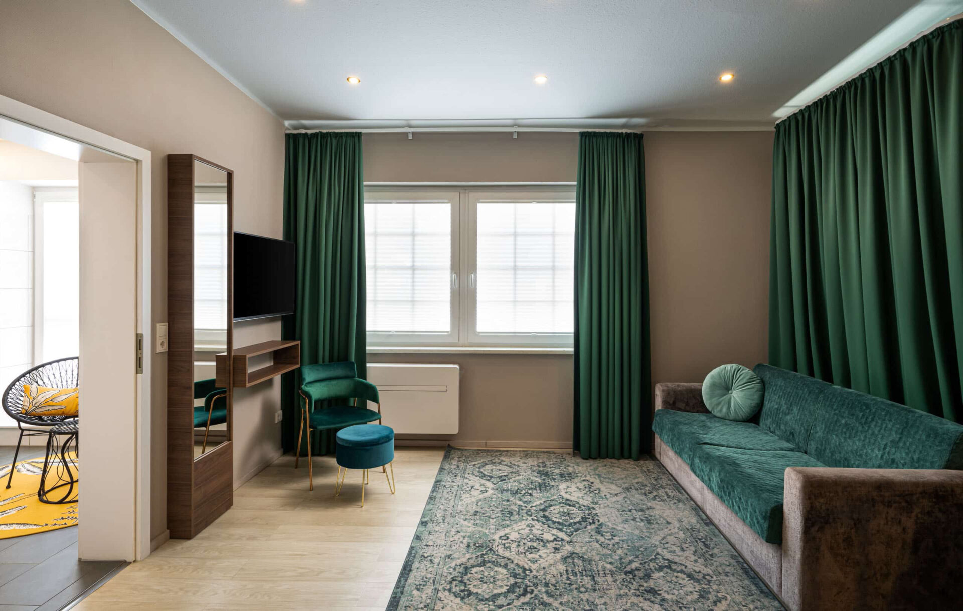 Der Wohnbereich der Junior Suite mit Sofa und Fernseher im Arthotel ANA Liberty Bremen