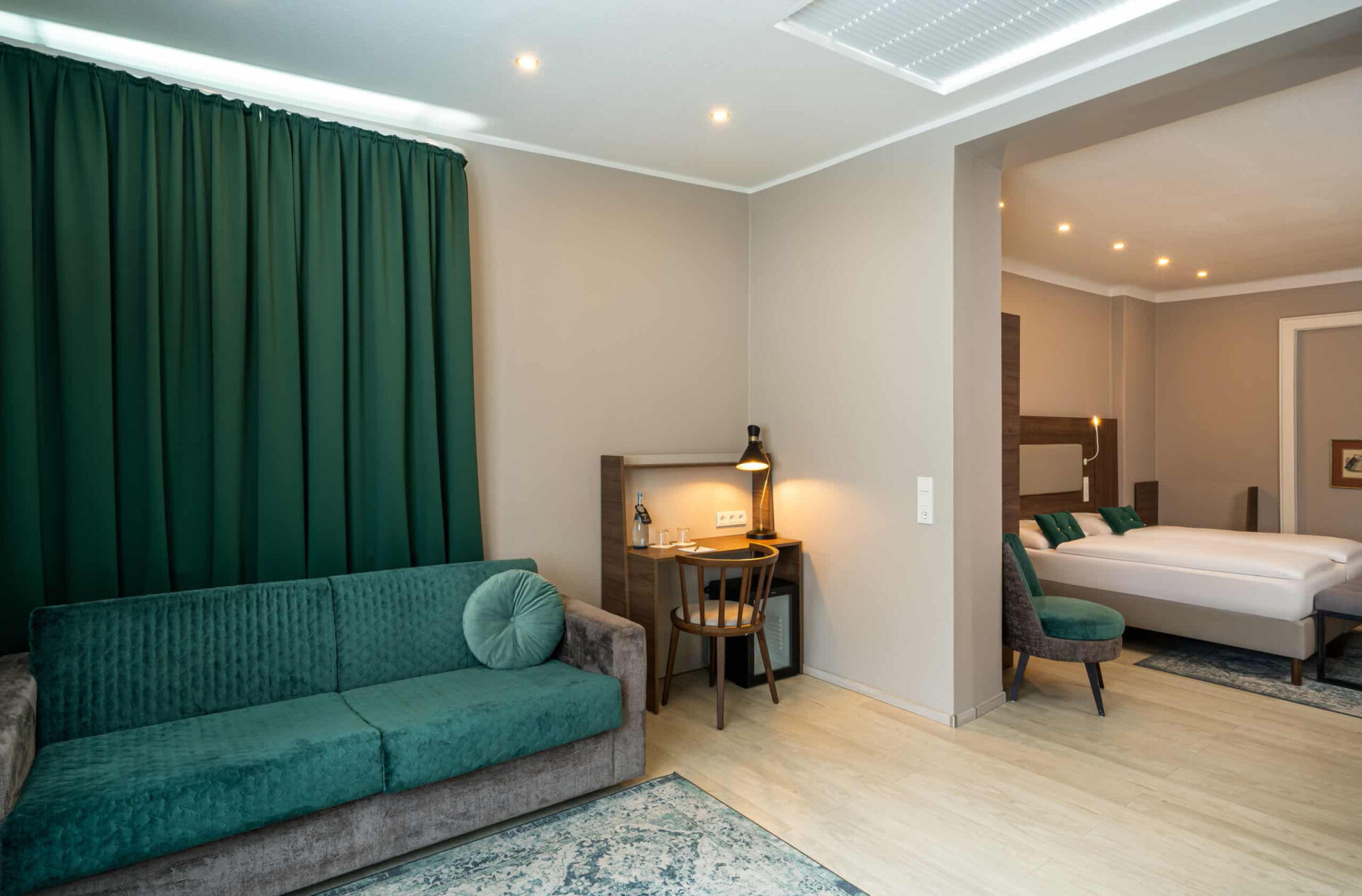 Die Junior Suite mit Doppelbett, Schreibtisch und Sofa im Arthotel ANA Liberty Bremen