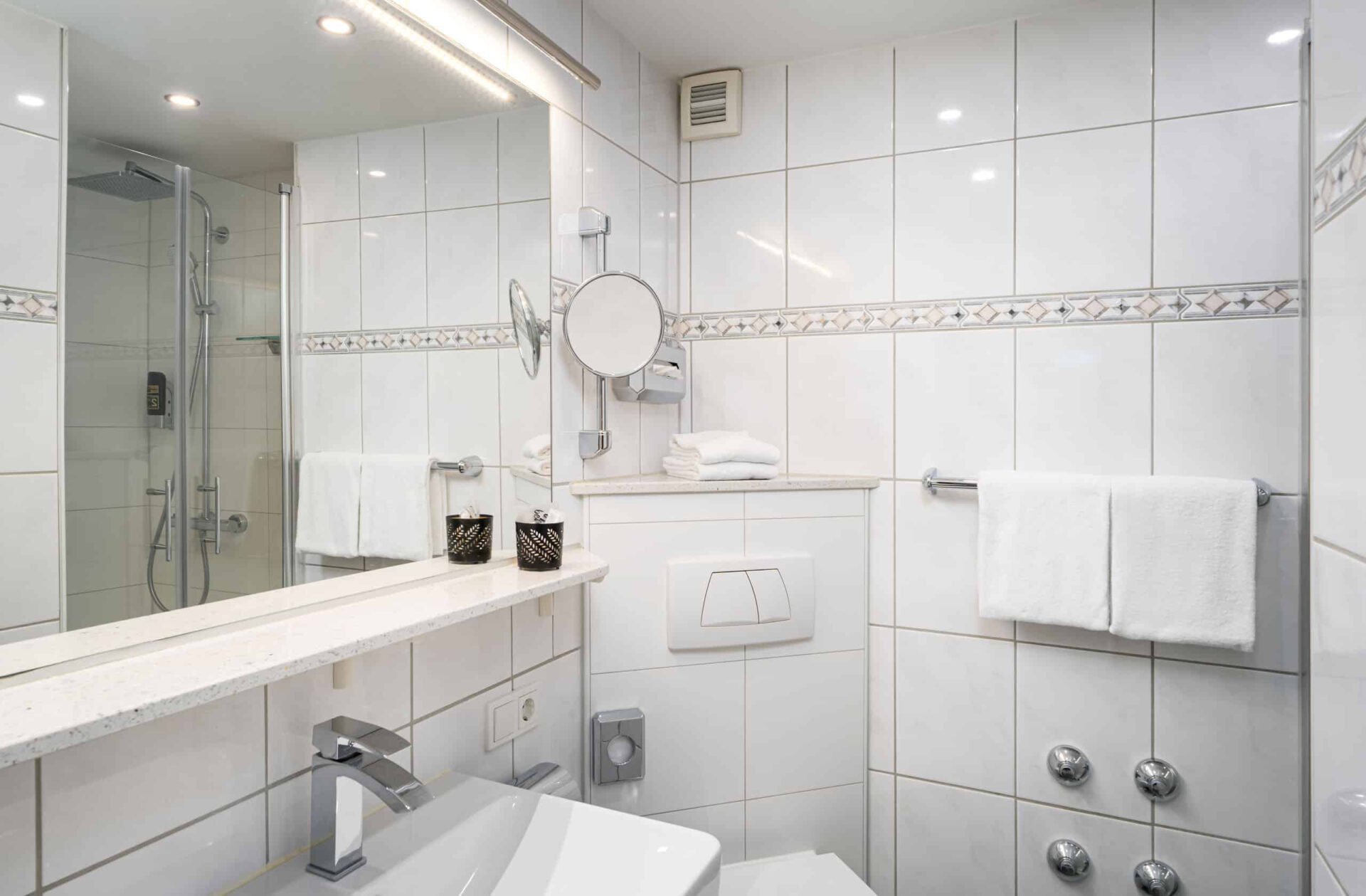 Ein Badezimmer mit Waschbecken und Dusche im Arthotel ANA Liberty Bremen