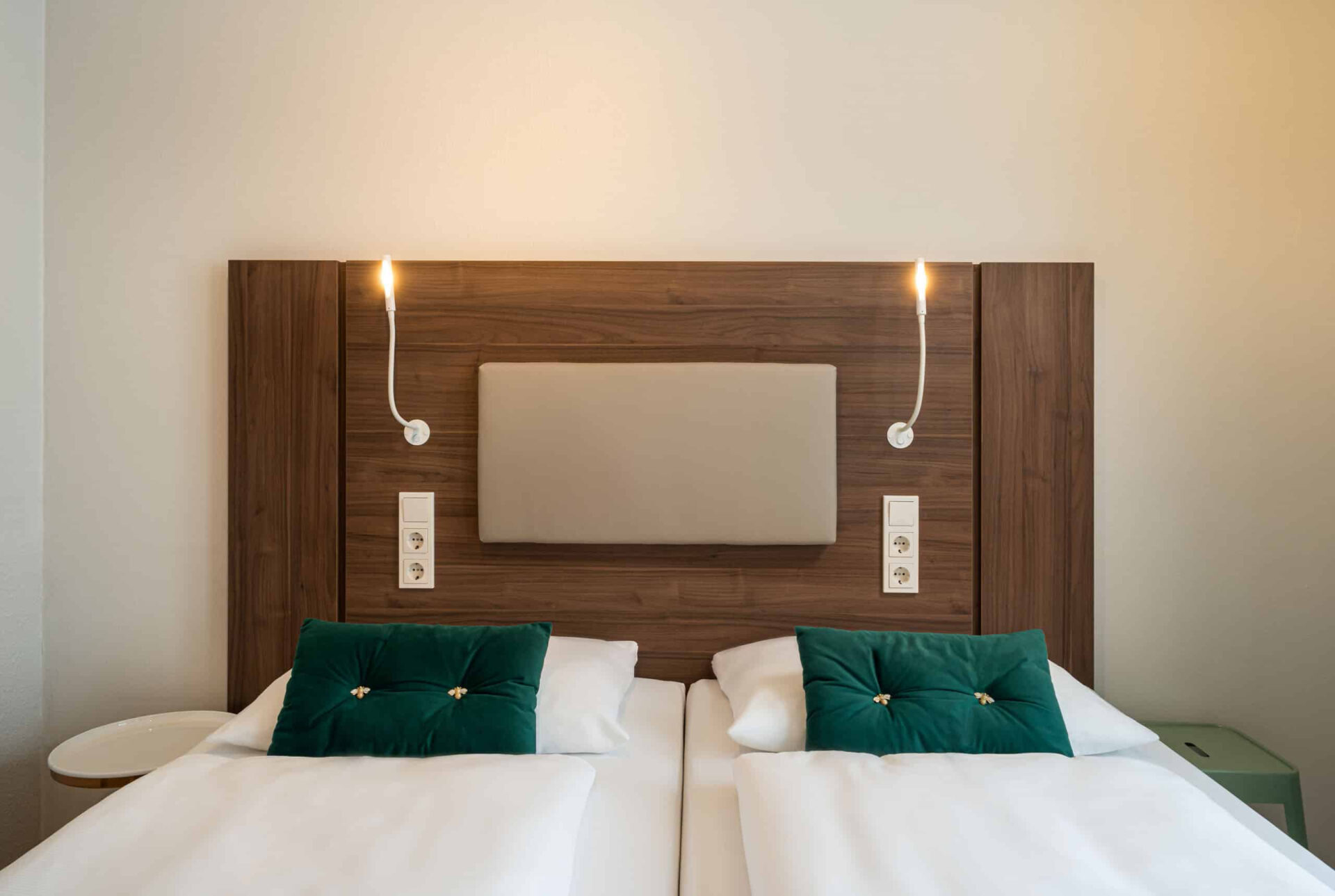 Ein Doppelzimmer mit Bett und Nachttischlampen im Arthotel ANA Liberty Bremen