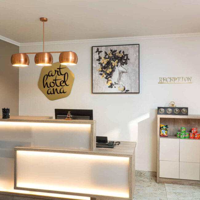 Der Rezeptionsbereich des Arthotel ANA Liberty Bremen