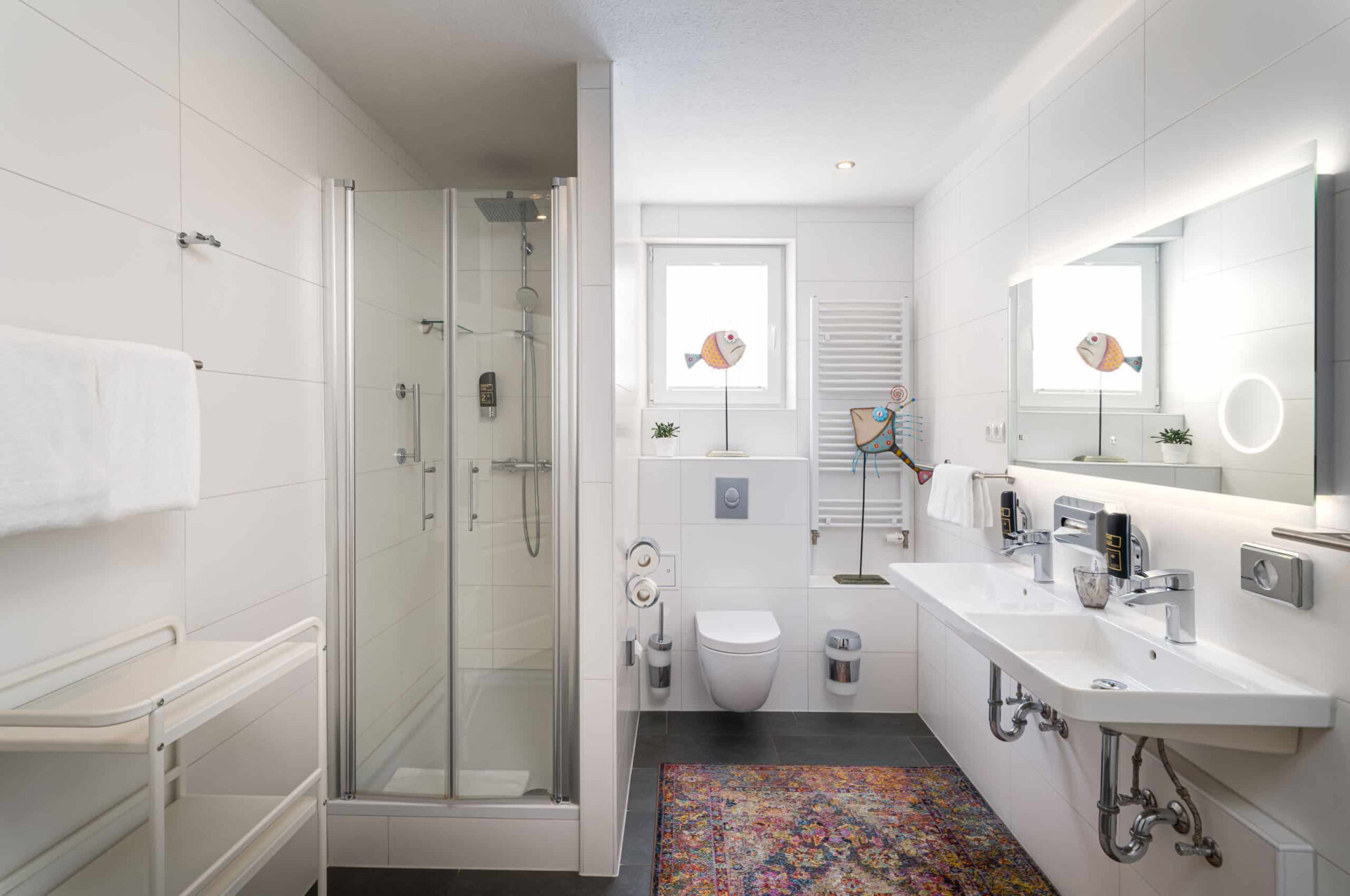 Ein Badezimmer mit zwei Waschbecken, Dusche, Toilette im Arthotel ANA Liberty Bremen